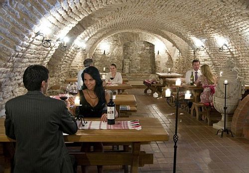 Hédervár castle hotel - Wine cellar with an authentic atmosphere