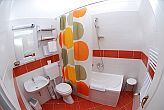 Hotel Platan in Szekesfehervar - bathroom with bathtub