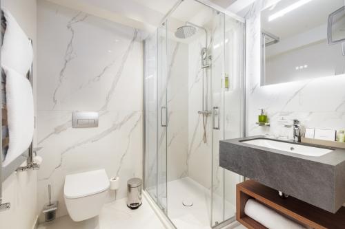 Bathroom in hotel room in Anna Grand Hotel