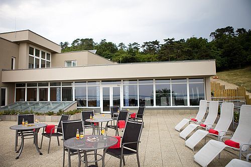 Hotel Zenit Vonyarcvashegy - relax on the peaceful terrace of Hotel Zenit