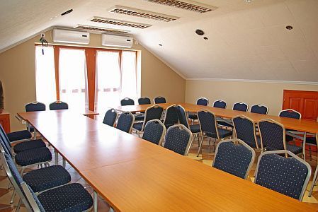 Cheap, spacious conference room in Hotel Royal Pension Cserkeszolo, close to Kecskemet